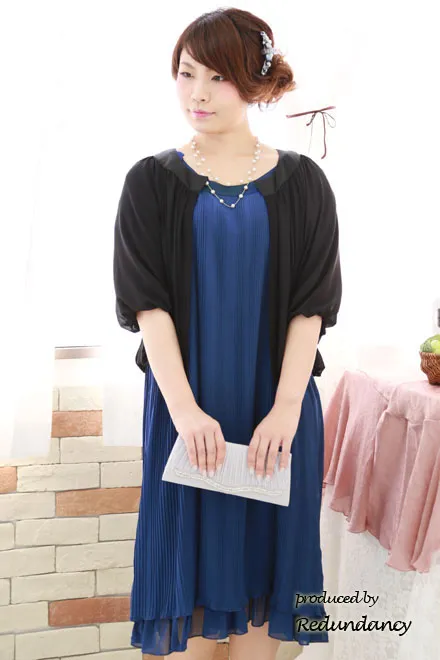 ブルーの袖付きプリーツドレス