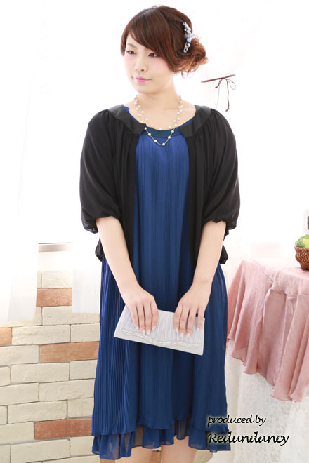 ブルーの袖付きプリーツドレス