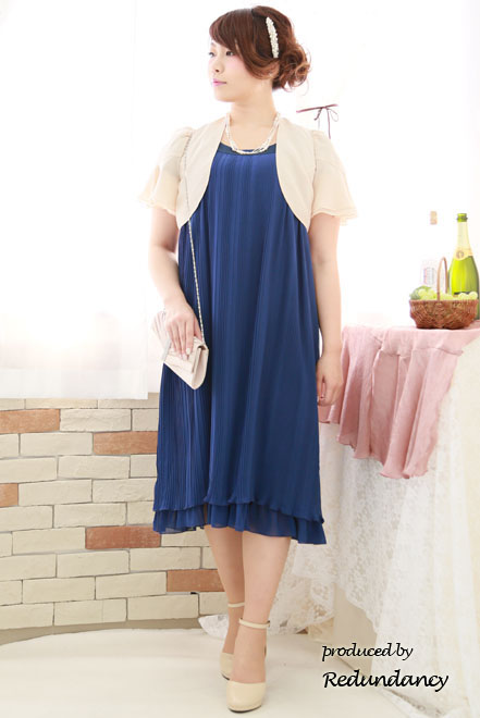 ブルーの袖付きプリーツドレス