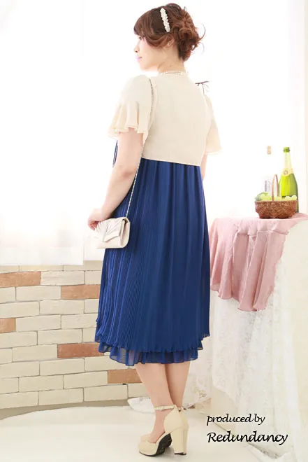 ブルーの袖付きプリーツドレス