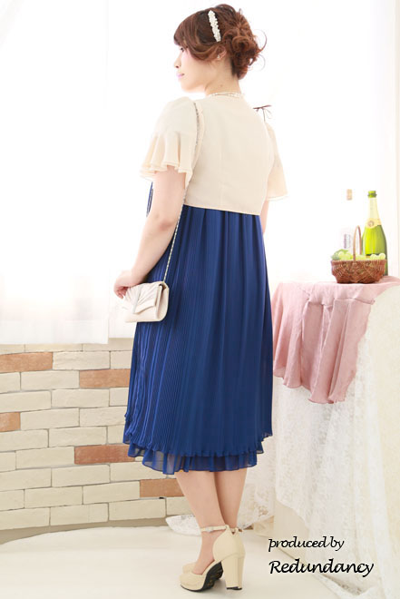 ブルーの袖付きプリーツドレス