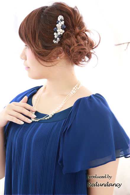 ブルーの袖付きプリーツドレス