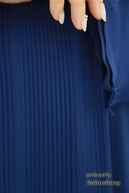 ブルーの袖付きプリーツドレス