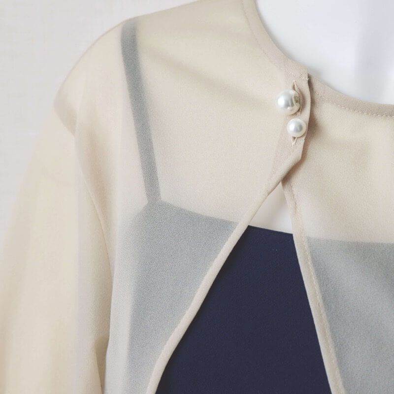 ベージュのアシメシアーボレロ