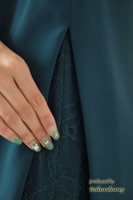 ブルーグリーンのレーススリットIラインドレス