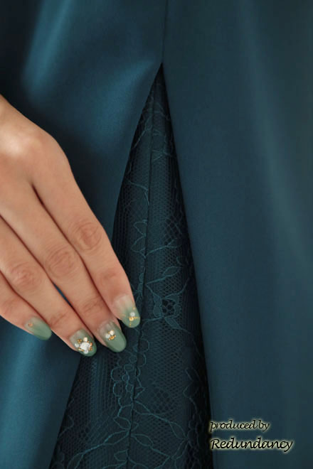 ブルーグリーンのレーススリットIラインドレス