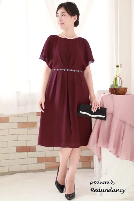 ワインレッドのケープ風スリーブウエストビジュードレス