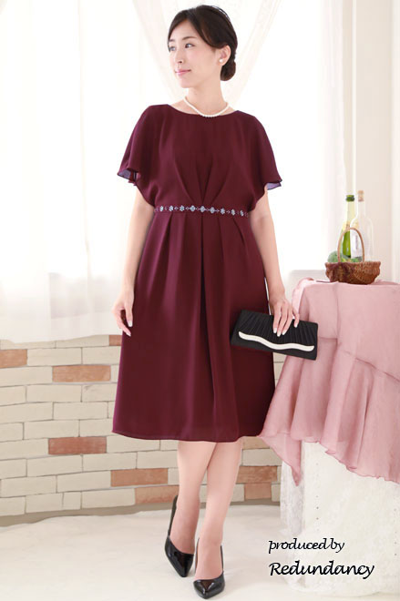 ワインレッドのケープ風スリーブウエストビジュードレス