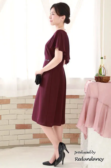 ワインレッドのケープ風スリーブウエストビジュードレス