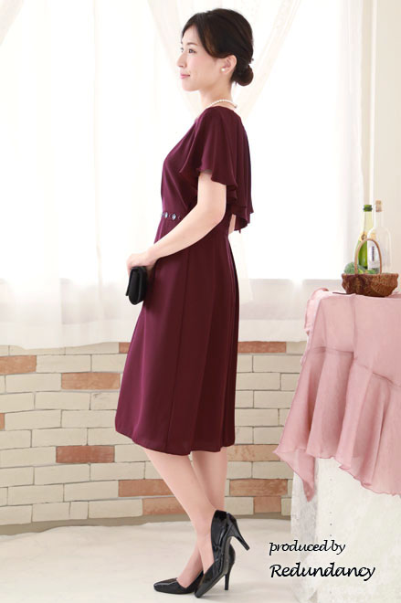 ワインレッドのケープ風スリーブウエストビジュードレス