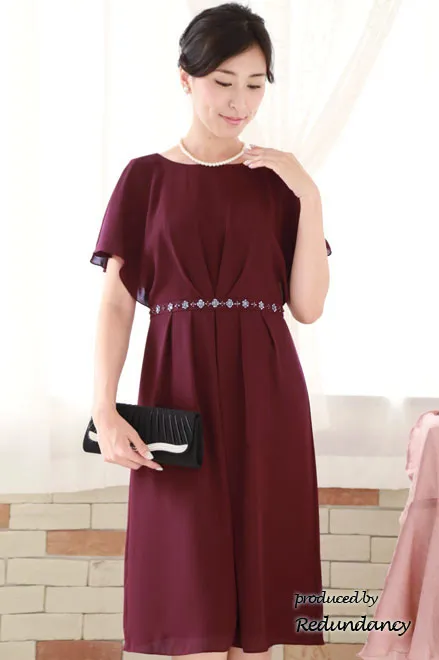 ワインレッドのケープ風スリーブウエストビジュードレス