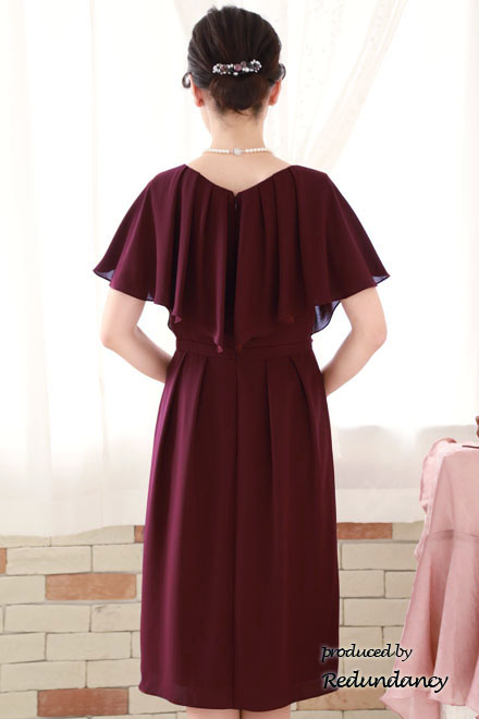 ワインレッドのケープ風スリーブウエストビジュードレス
