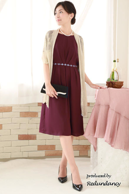 ワインレッドのケープ風スリーブウエストビジュードレス