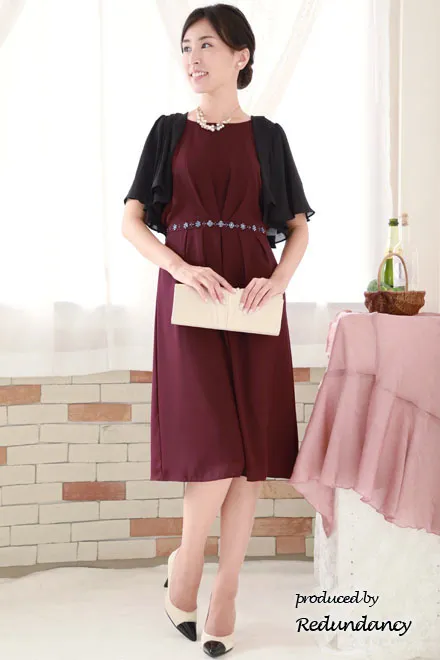 ワインレッドのケープ風スリーブウエストビジュードレス