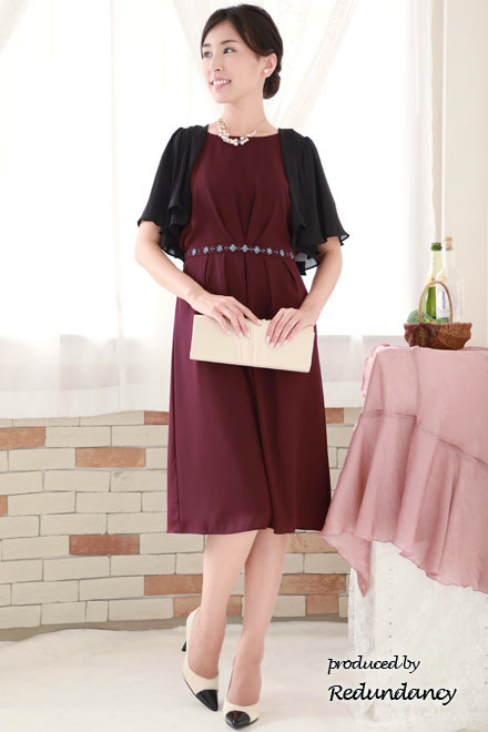 ワインレッドのケープ風スリーブウエストビジュードレス
