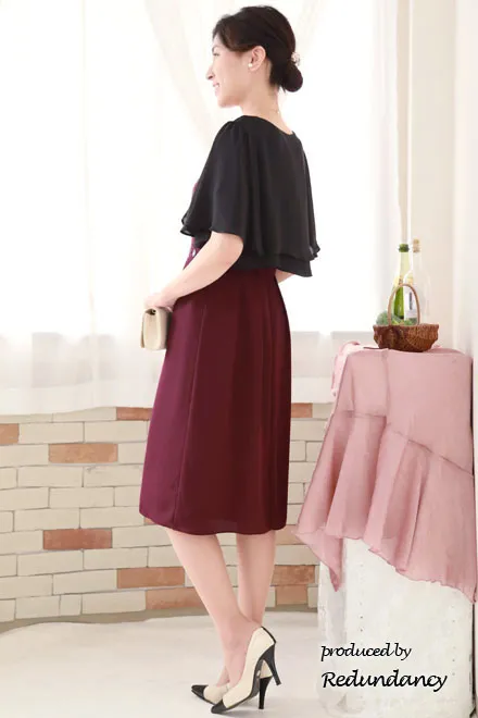 ワインレッドのケープ風スリーブウエストビジュードレス