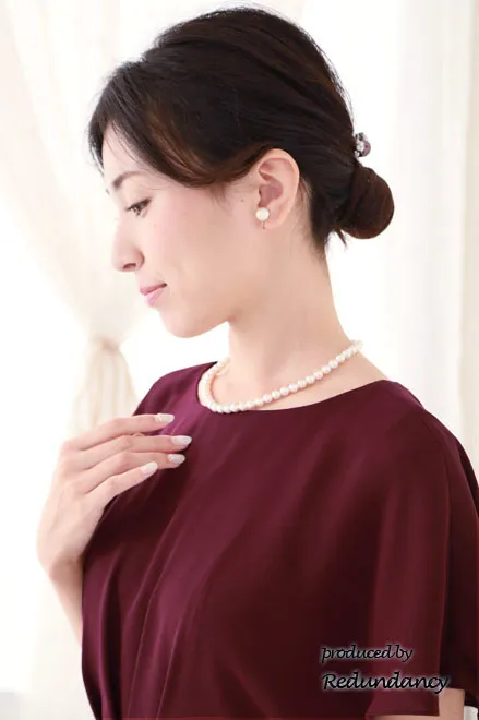 ワインレッドのケープ風スリーブウエストビジュードレス