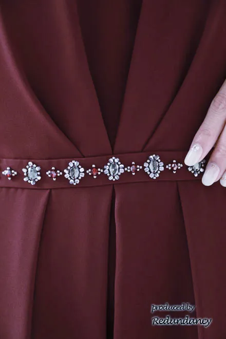 ワインレッドのケープ風スリーブウエストビジュードレス