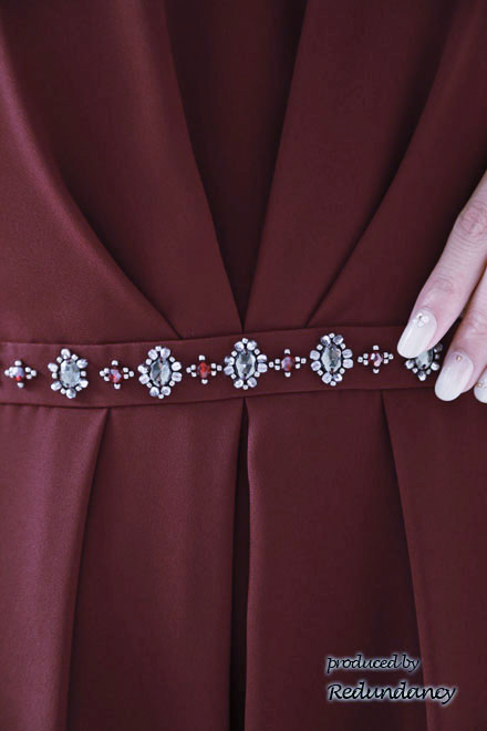 ワインレッドのケープ風スリーブウエストビジュードレス