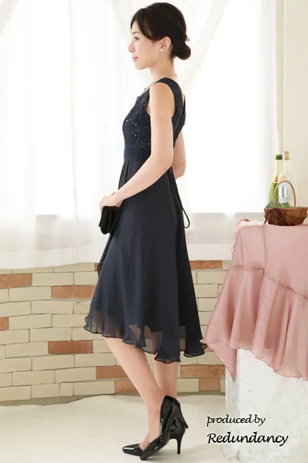 ネイビーのエンブロイダリーレース×シフォンドレス