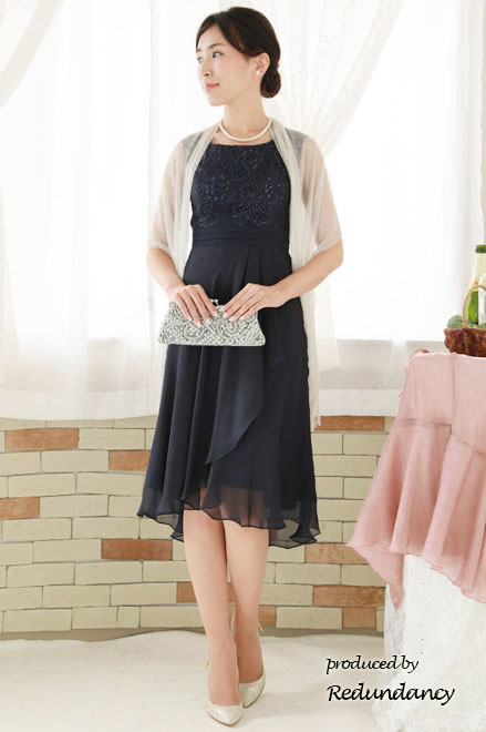 ネイビーのエンブロイダリーレース×シフォンドレス