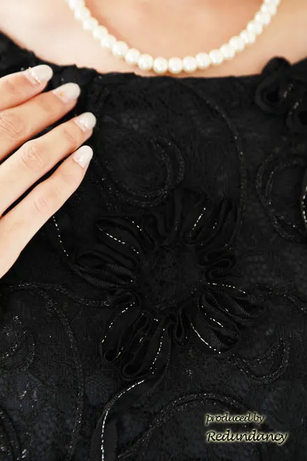 ブラック×シルバーのコード刺繍フラワードレス