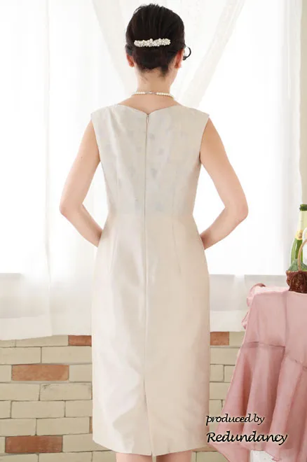 ベージュのローズ模様シャンタン切替ドレス