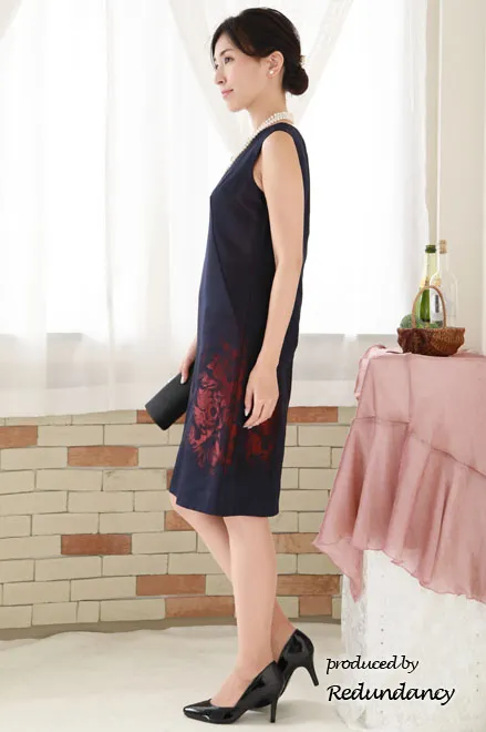 ネイビー×レッドの花柄タイトドレス