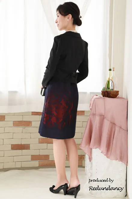 ネイビー×レッドの花柄タイトドレス