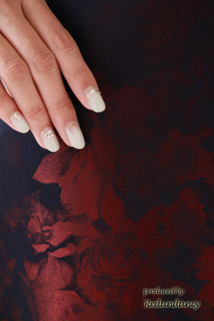 ネイビー×レッドの花柄タイトドレス