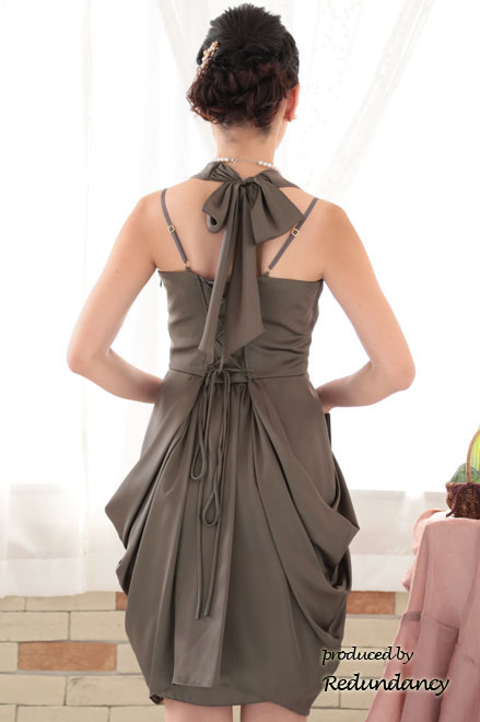 ブラウンのホルターネックドレープコクーンドレス