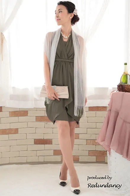 ブラウンのホルターネックドレープコクーンドレス