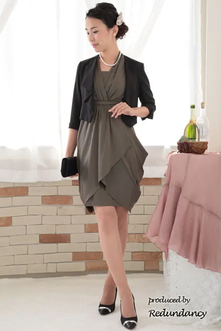 ブラウンのホルターネックドレープコクーンドレス