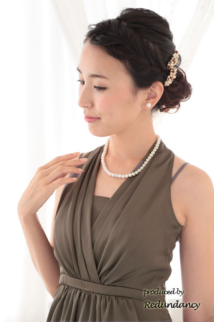 ブラウンのホルターネックドレープコクーンドレス