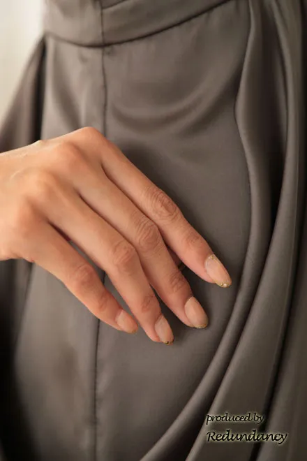 ブラウンのホルターネックドレープコクーンドレス