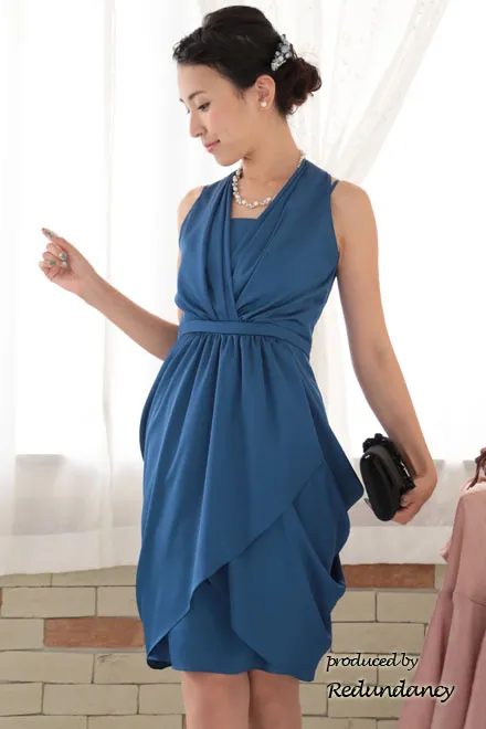 ブルーのホルターネックドレープコクーンドレス