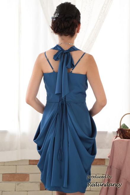 ブルーのホルターネックドレープコクーンドレス