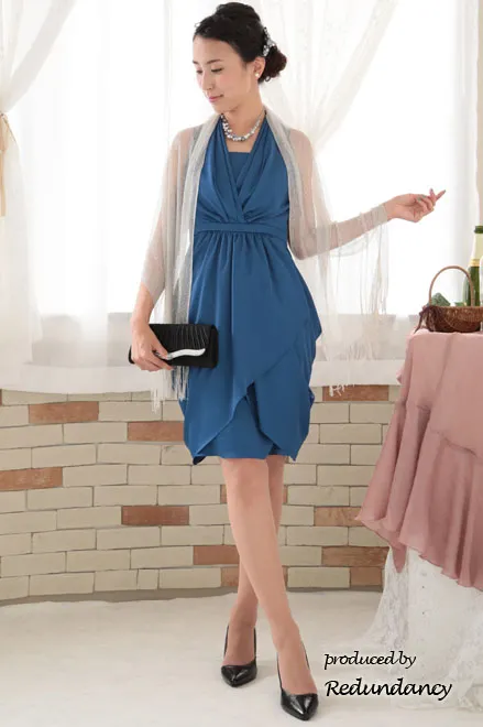 ブルーのホルターネックドレープコクーンドレス