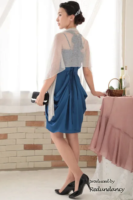 ブルーのホルターネックドレープコクーンドレス