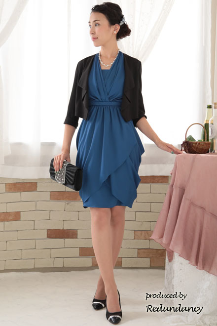 ブルーのホルターネックドレープコクーンドレス