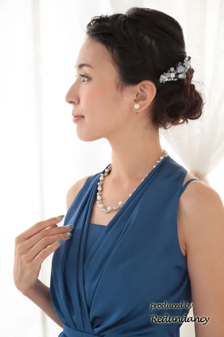 ブルーのホルターネックドレープコクーンドレス