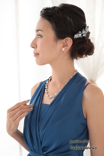 ブルーのホルターネックドレープコクーンドレス