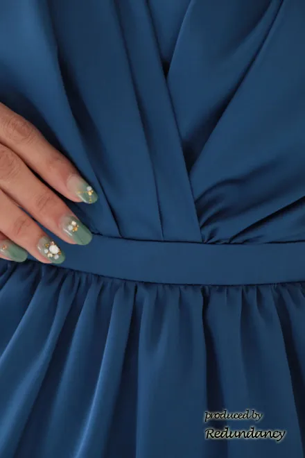 ブルーのホルターネックドレープコクーンドレス