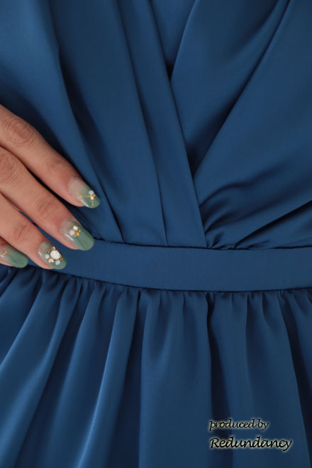 ブルーのホルターネックドレープコクーンドレス