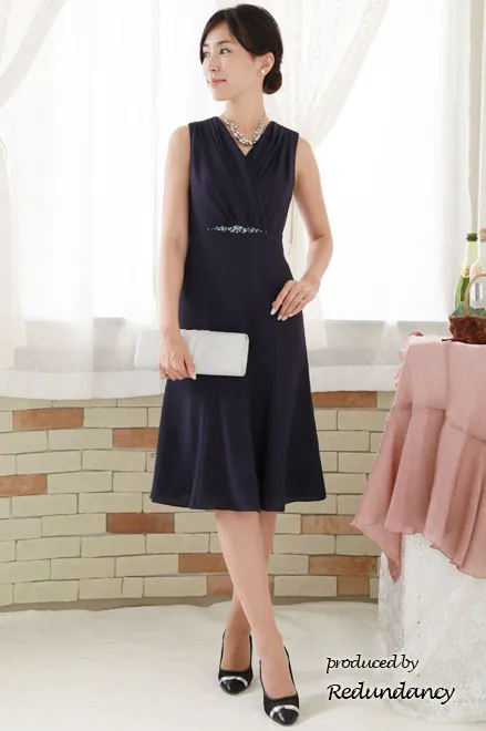 ネイビーのビジュー付きフィットアンドフレアドレス
