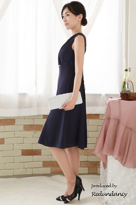 ネイビーのビジュー付きフィットアンドフレアドレス