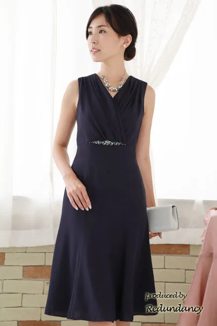ネイビーのビジュー付きフィットアンドフレアドレス
