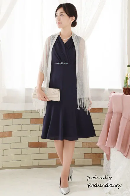 ネイビーのビジュー付きフィットアンドフレアドレス