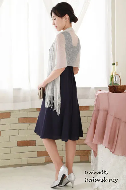 ネイビーのビジュー付きフィットアンドフレアドレス