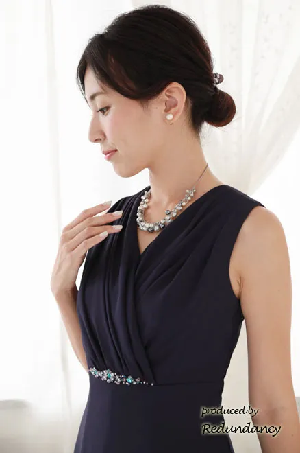 ネイビーのビジュー付きフィットアンドフレアドレス